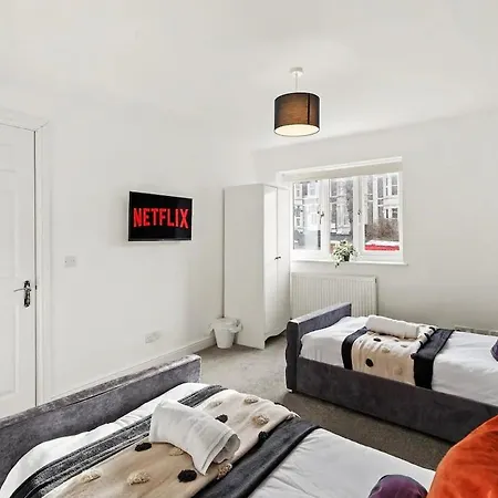 Modern Apartment - Sleeps 8 Bristol Exterior photo