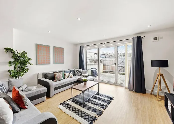 Modern Apartment - Sleeps 8