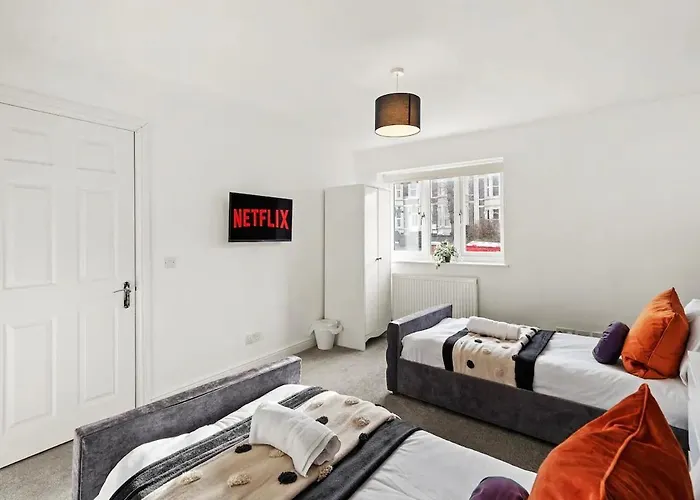 Modern Apartment - Sleeps 8