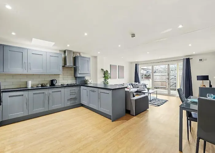 Modern Apartment - Sleeps 8