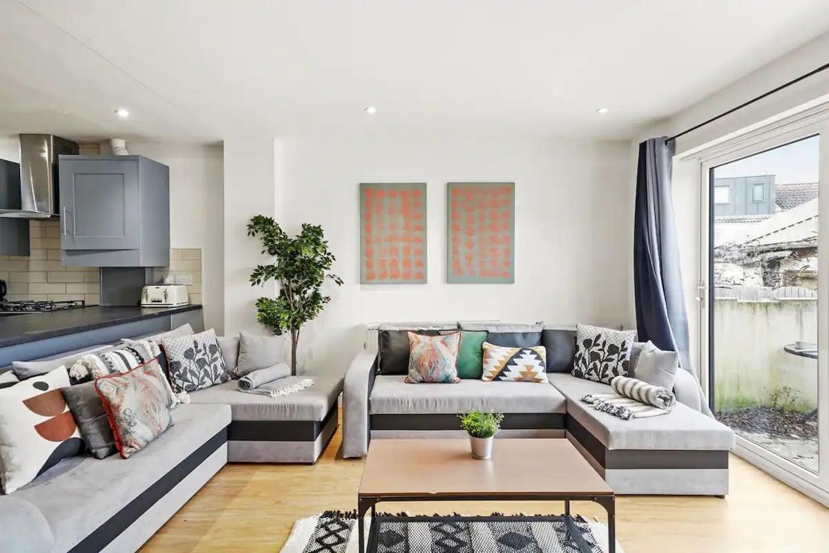 Modern - Sleeps 8 Apartment Bristol