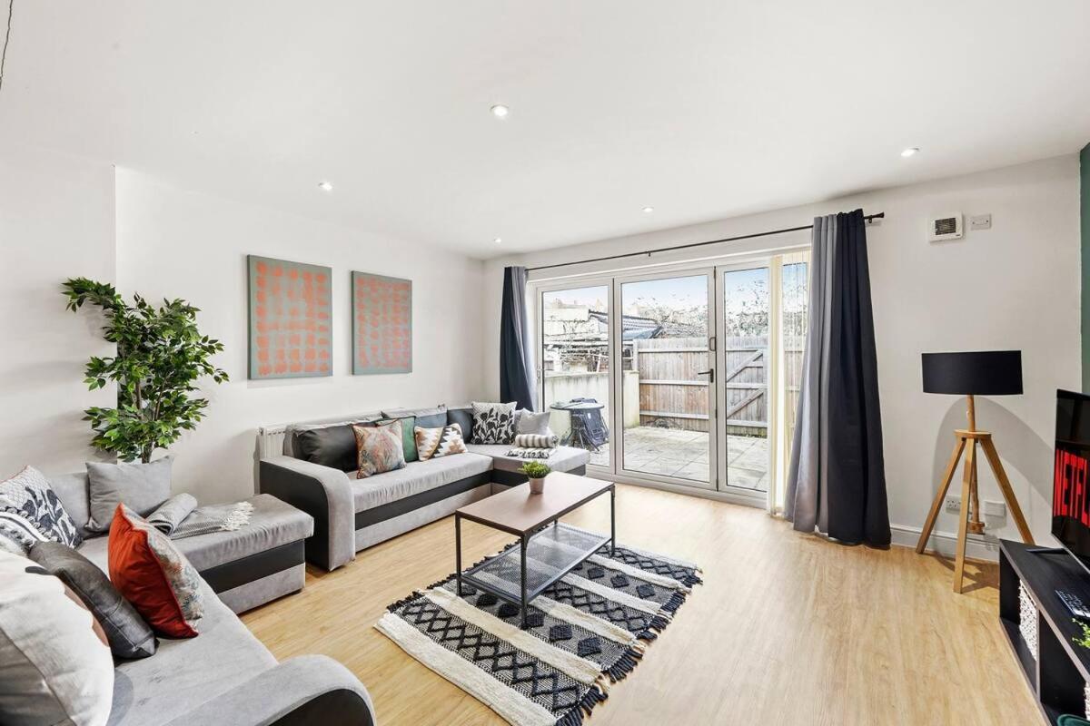 Modern - Sleeps 8 Apartment