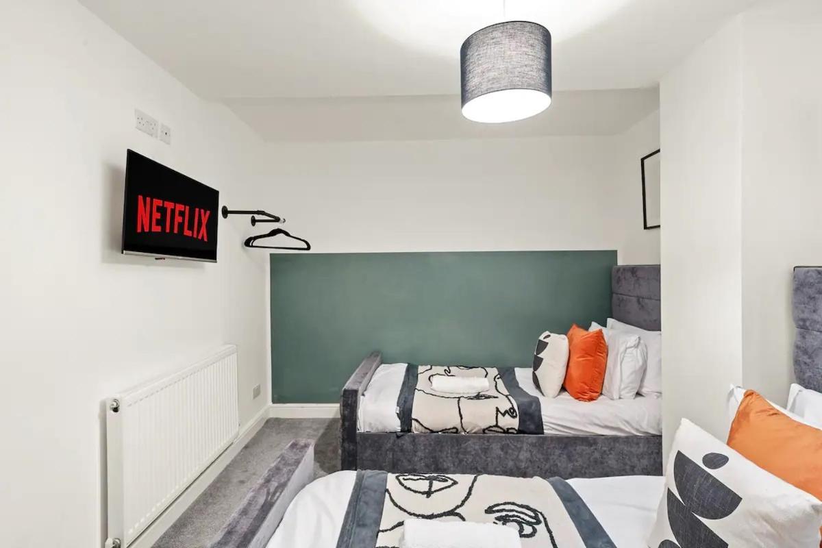 Modern - Sleeps 8 Apartment