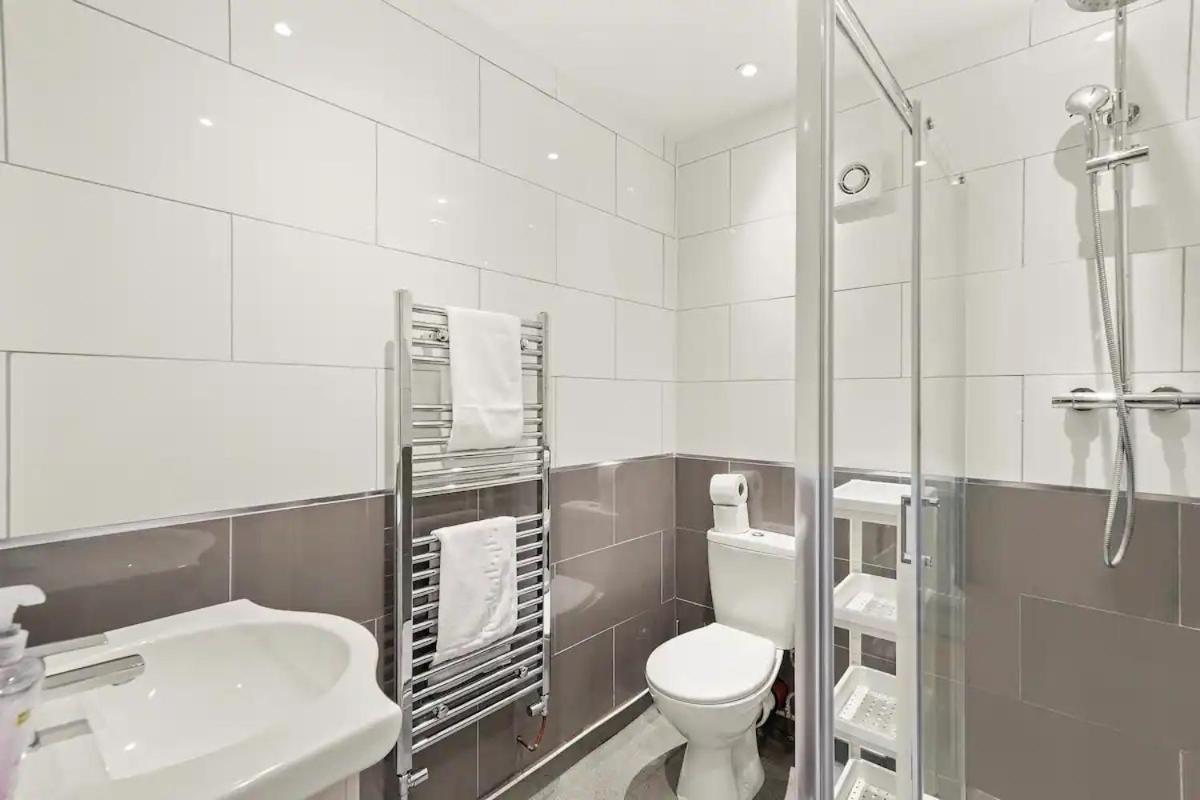 Modern - Sleeps 8 Apartment *