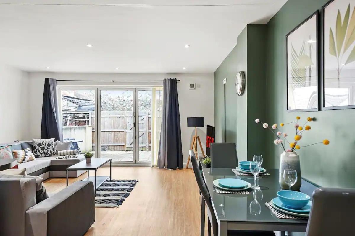 Modern - Sleeps 8 Apartment Bristol